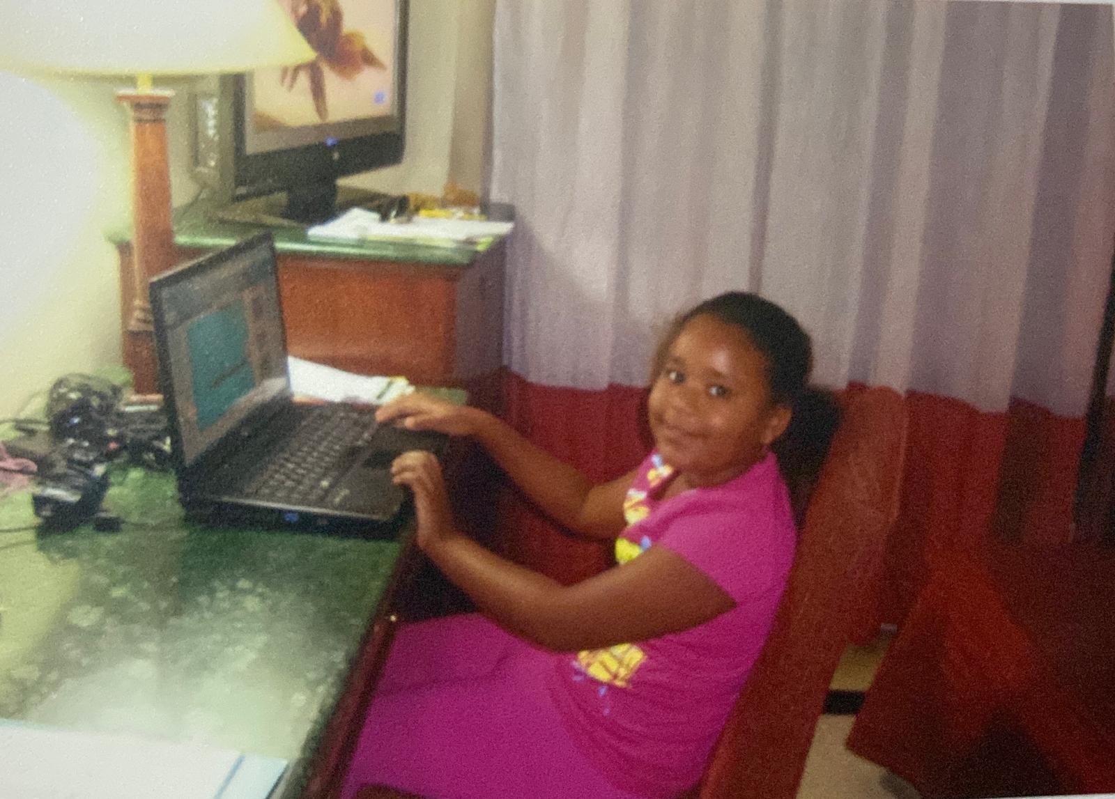 Yo de pequeña jugando al ordenador
